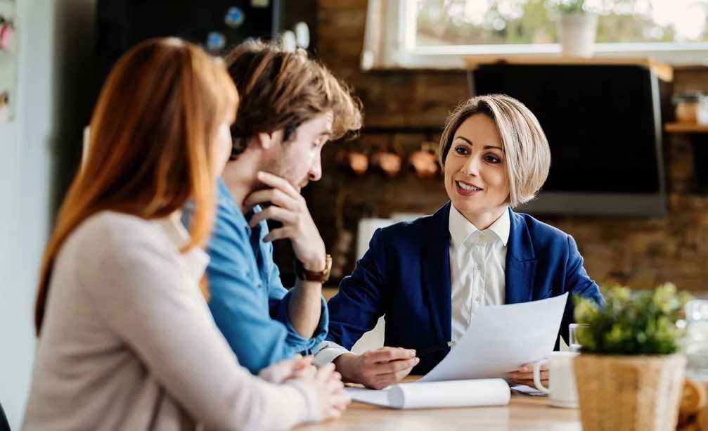 Canada education consultant advising student in Karachi