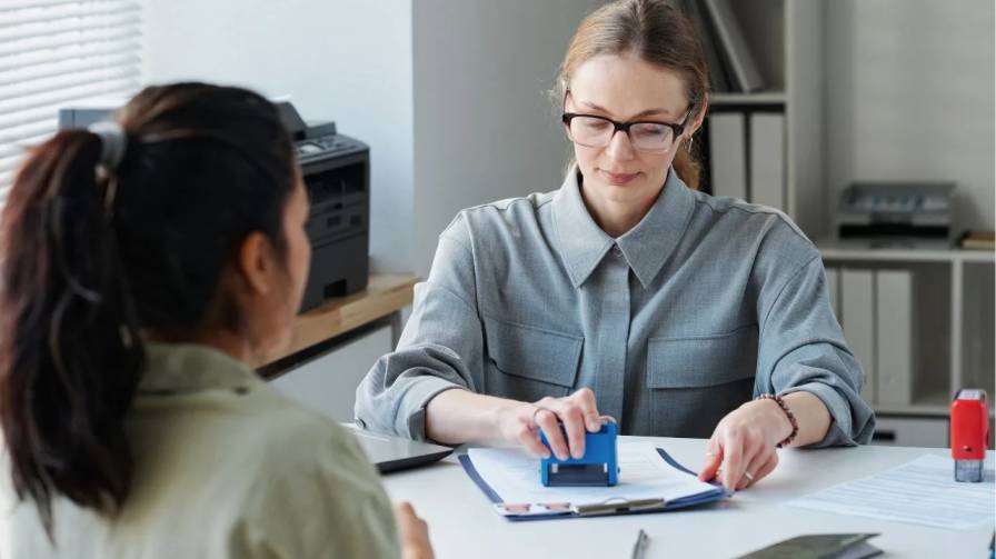 Visa expert helping student in Karachi apply for Canada